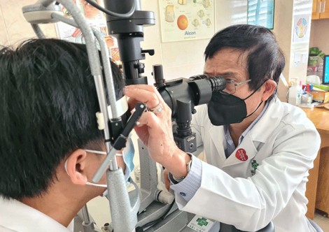 Không mang kính bảo hộ, đang cưa sắt bị mạt ghim vô mắt