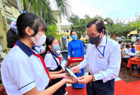 Hàng ngàn học sinh Cà Mau được hỗ trợ để bước vào năm học mới