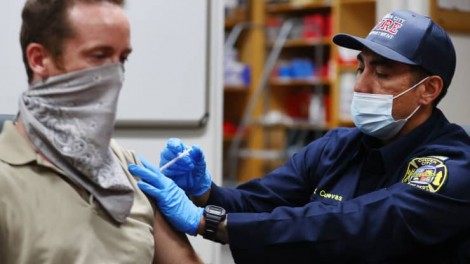 Nhiều nước bắt buộc người dân tiêm vaccine