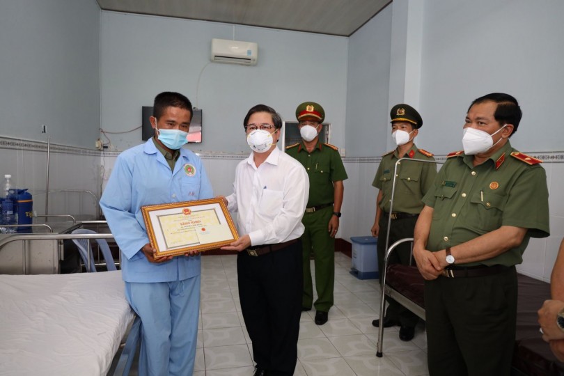 Chủ tịch thành phố khen thưởng, thăm hỏi cán bộ chiến sĩ bị thương khi làm nhiệm vụ