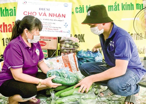 Chàng trai nối nghiệp gia đình làm từ thiện