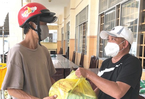Nghĩa tình với quê nhà