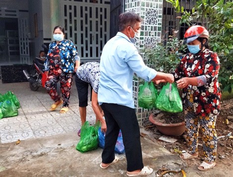 Sát cánh cùng nhân dân vượt qua khó khăn