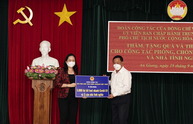 Phó Chủ tịch nước Võ Thị Ánh Xuân trao quà hỗ trợ công tác phòng, chống dịch tại An Giang