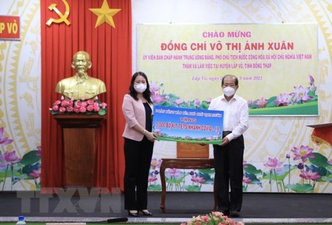 Phó Chủ tịch nước trao quà hỗ trợ Đồng Tháp chống dịch COVID-19