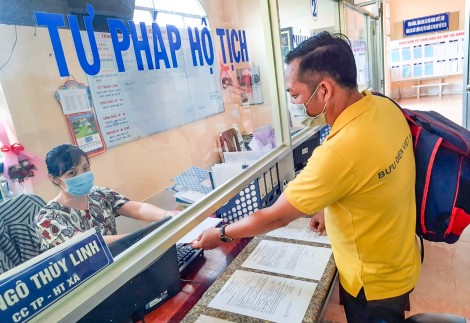 Tiếp nhận, giải quyết hồ sơ hành chính, đảm bảo phòng, chống dịch COVID-19