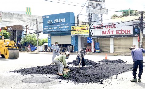 Sửa chữa, giặm vá những tuyến đường xuống cấp