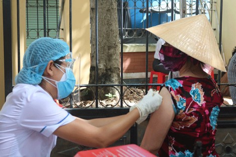 Tiêm vaccine cho 900 tiểu thương
