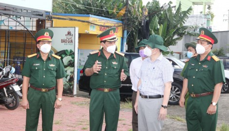 Tư lệnh Quân khu 9 kiểm tra chốt kiểm soát chống dịch COVID-19 ở Cần Thơ