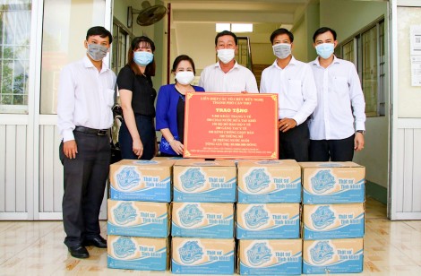 Trao tặng vật tư y tế cho lực lượng làm nhiệm vụ phòng, chống dịch
