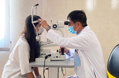 Bảo vệ sức khỏe mắt khi học trực tuyến