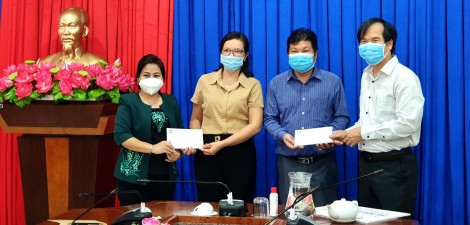 Trao học bổng của Tổ chức The Dariu Foundation cho học sinh khó khăn vì dịch COVID-19