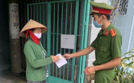 Trao thẻ căn cước công dân gắn chíp điện tử tận nhà cho người dân