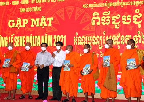 Mừng lễ Sene Dolta, đồng bào Khmer Nam bộ không quên phòng, chống dịch COVID-19