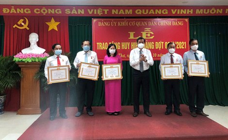 Trao Huy hiệu 30, 40 năm tuổi Đảng cho các đảng viên