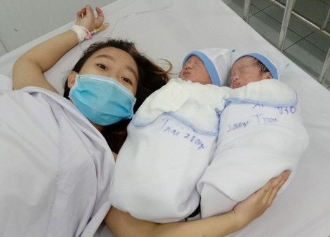An Giang: Sản phụ về từ vùng dịch được cấp cứu kịp thời và hạ sinh 2 bé trai khỏe mạnh
