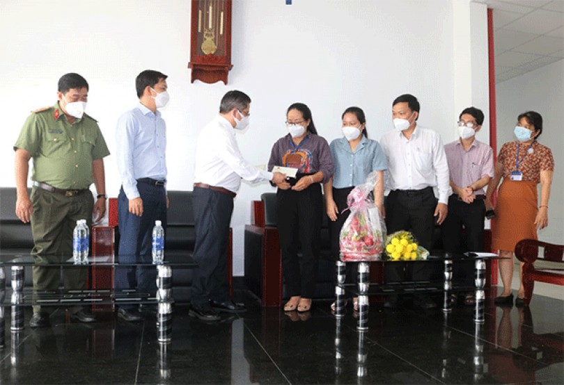 Chủ tịch UBND thành phố thăm, tặng quà thầy thuốc và bệnh nhân Khmer tại Bệnh viện Dã chiến số 1