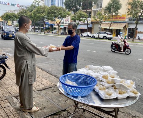 Cơm yêu thương dưới mái chùa