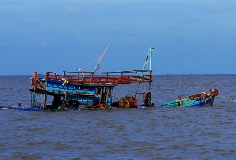 Cà Mau: Kịp thời cứu vớt 7 người bị chìm tàu trên biển