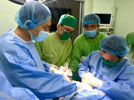 Khâu nối mạch máu, không cần kim chỉ nối bàn tay đứt lìa