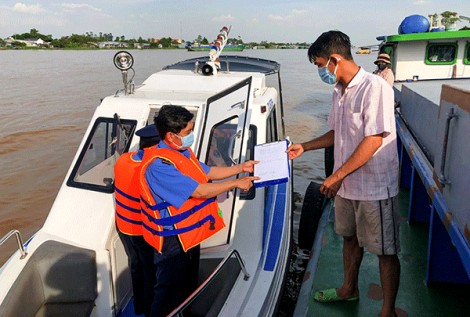Thực hiện kiểm tra, tái kiểm tra đối với chủ cảng, bến và người điều khiển phương tiện thủy