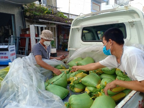 Chia sẻ với người khó khăn
