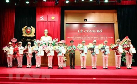 Ra mắt Trung đoàn Không quân Công an nhân dân tại Hà Nội