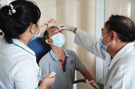 Suýt mất thị lực vĩnh viễn vì vòi xịt nước cao áp