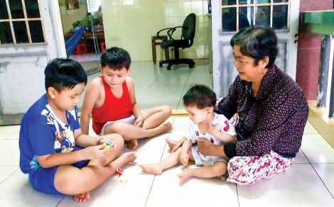 Ông bà chăm cháu - nghĩa tình đong đầy