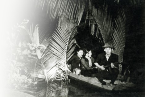 Những người con của bến