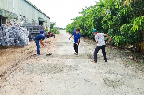Đoàn viên, thanh niên tham gia sửa chữa đường giao thông