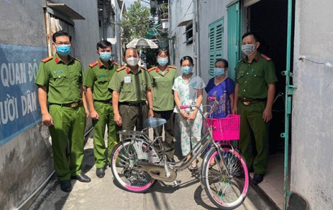 Trao quà học sinh có hoàn cảnh khó khăn, trẻ mồ côi, người tại khu cách ly