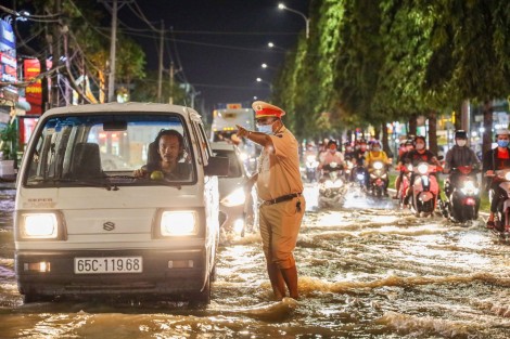 Triều cường tiếp tục vượt báo động III, nhiều tuyến đường ngập sâu