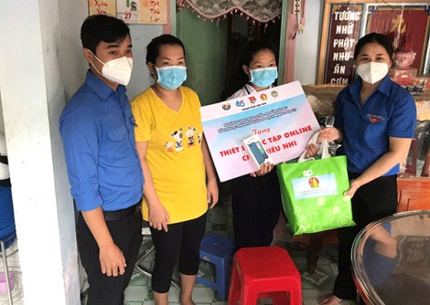 Tặng thiết bị hỗ trợ học trực tuyến cho học sinh gặp khó khăn do dịch COVID-19