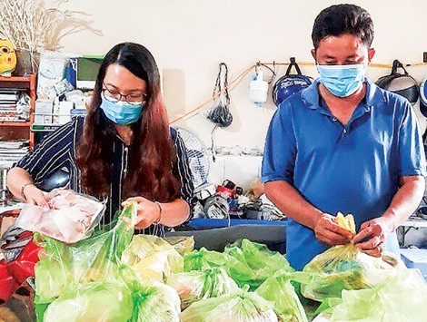 Cùng nhau vượt khó