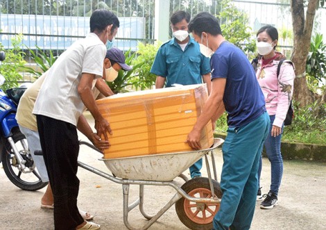 Bình Thủy hỗ trợ 45.000 con lươn giống cho nông dân