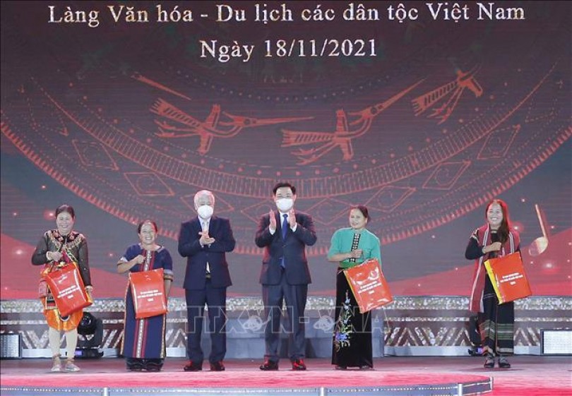 Chủ tịch Quốc hội dự khai mạc Tuần "Đại đoàn kết dân tộc - Di sản văn hóa Việt Nam"