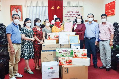 Tiếp nhận vật tư y tế và hàng hóa phòng, chống dịch COVID-19