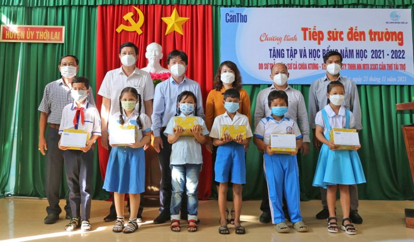 Báo Cần Thơ trao 32 suất học bổng cho học sinh dân tộc Khmer ở Thới Lai