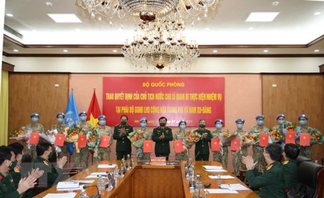 Trao Quyết định của Chủ tịch nước cho 12 sỹ quan gìn giữ hòa bình Liên hợp quốc