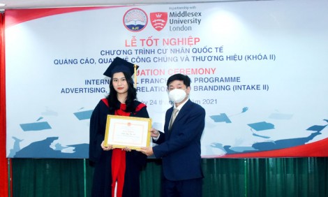 Lễ tốt nghiệp Chương trình Cử nhân quốc tế Quảng cáo, PR và Thương hiệu khóa II