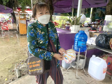 Vất vả những nẻo đường bán vé số dạo