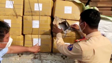 An Giang: Liên tiếp bắt giữ 3 xe tải chở số lượng lớn sữa tắm, quần áo, phụ tùng ô tô không rõ nguồn gốc