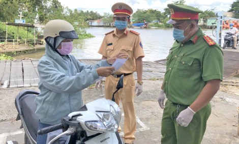 Tuần tra, kiểm soát trật tự an toàn giao thông gắn với tuyên truyền phòng, chống dịch COVID-19