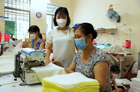 Thu nhập ổn định từ mô hình may khăn trẻ sơ sinh