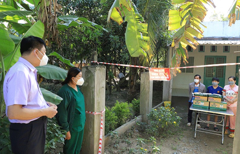 Lãnh đạo TP Cần Thơ thăm các F0 cách ly điều trị tại nhà