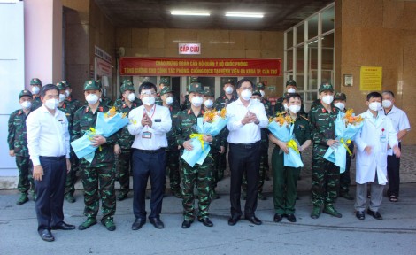 Cán bộ Quân y hỗ trợ Cần Thơ chống dịch COVID-19