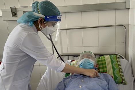 Nội soi lấy hạt sapôchê mắc trong phổi 26 năm