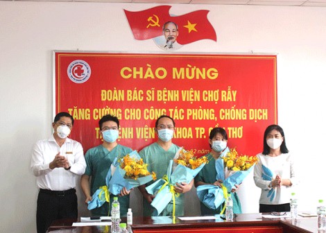 Bác sĩ Bệnh viện Chợ Rẫy chi viện Cần Thơ chống dịch