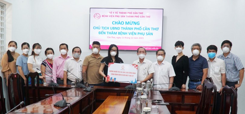Thăm hỏi, động viên cán bộ, nhân viên y tế